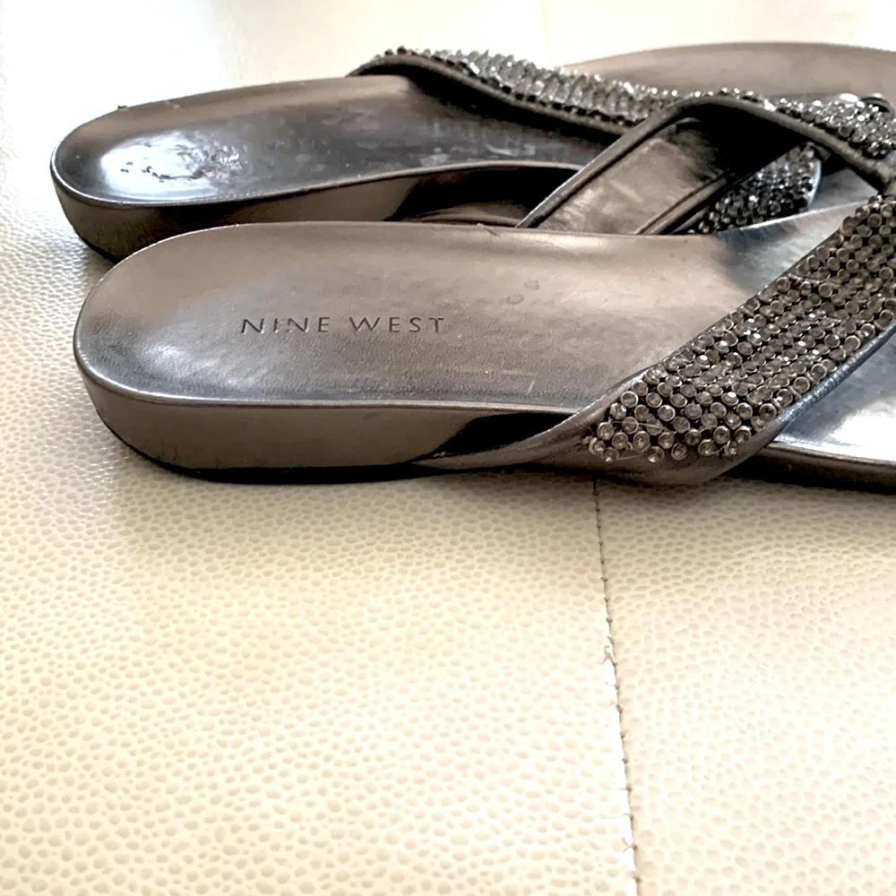 Nine West Higher Sandals Flip Flops 9 Metallic Casual Beach Everyday Glam